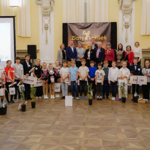 V HOLEŠOVĚ BYLY PŘEDÁNY JIŽ POSEDMÉ Zlaté oříšky ZK